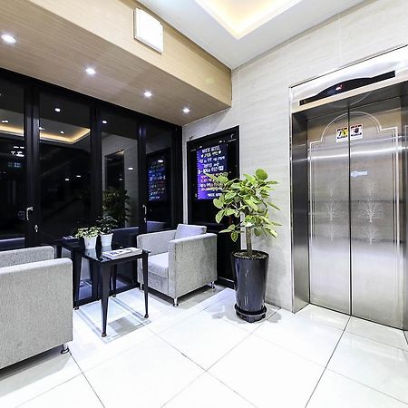 White Hotel Suwon Esterno foto