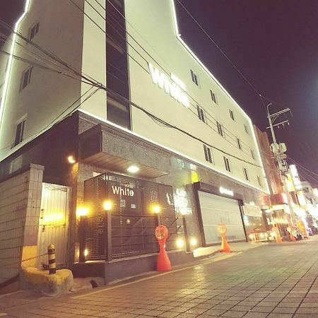 White Hotel Suwon Esterno foto