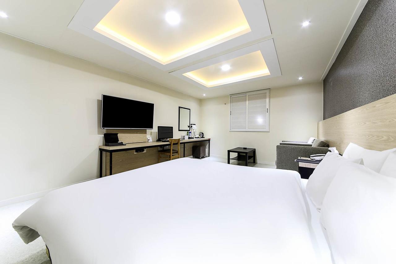 White Hotel Suwon Esterno foto