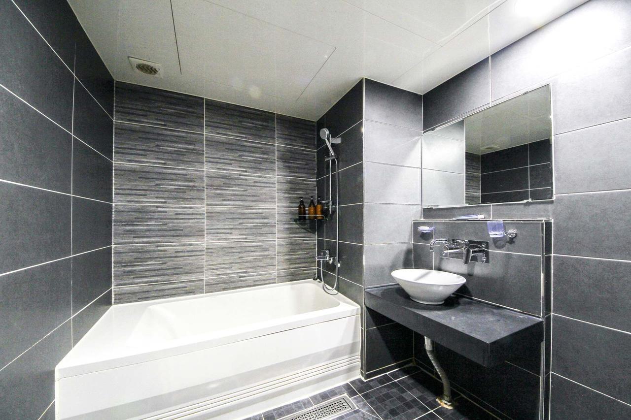 White Hotel Suwon Esterno foto