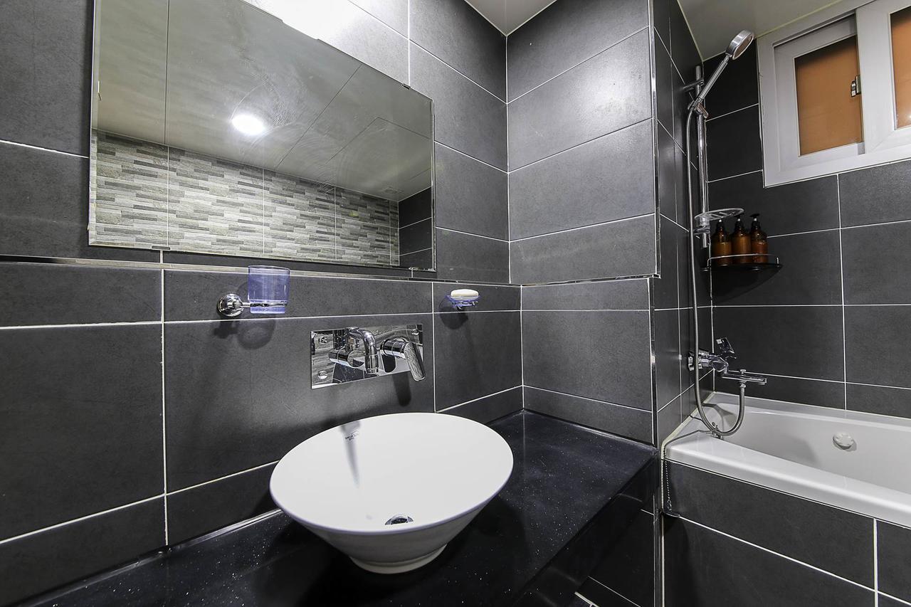 White Hotel Suwon Esterno foto
