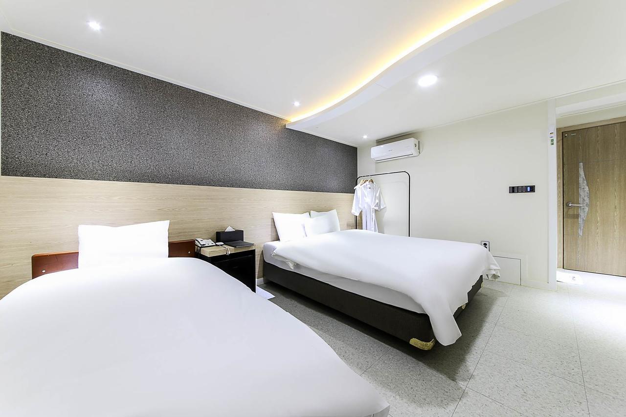 White Hotel Suwon Esterno foto