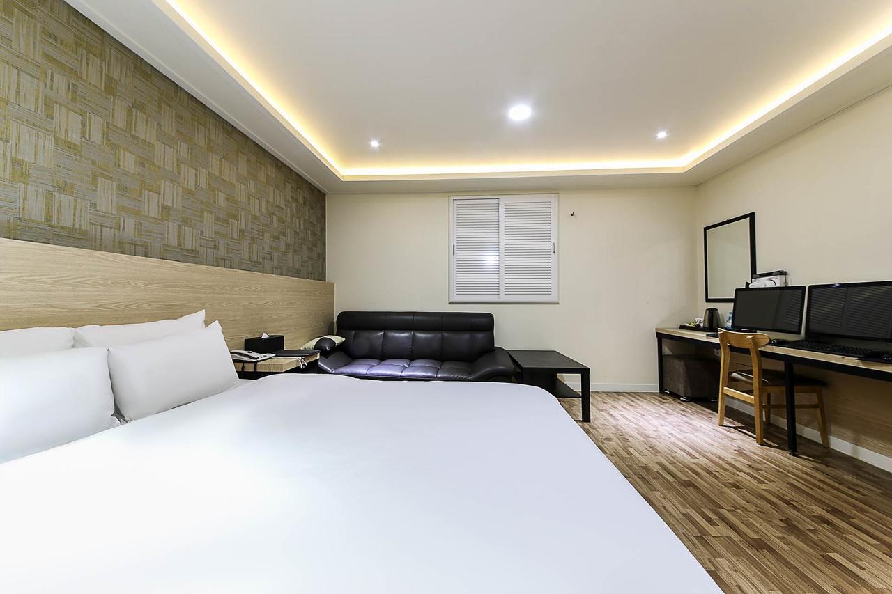 White Hotel Suwon Esterno foto