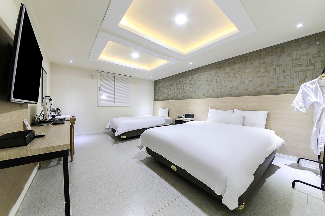 White Hotel Suwon Esterno foto