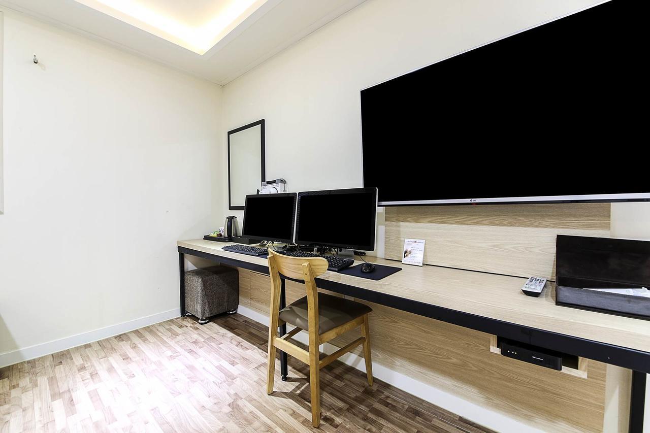 White Hotel Suwon Esterno foto