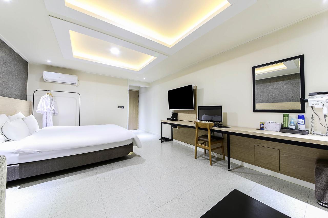 White Hotel Suwon Esterno foto