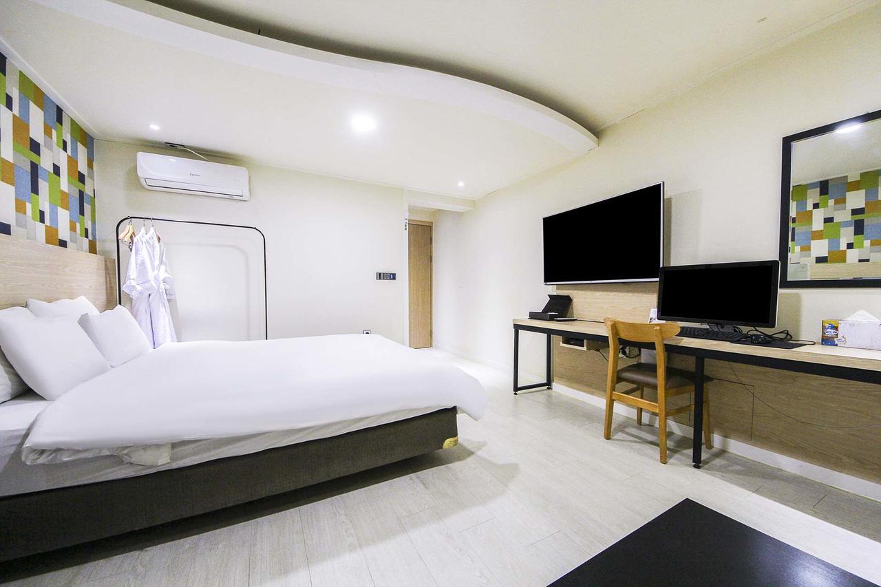 White Hotel Suwon Esterno foto
