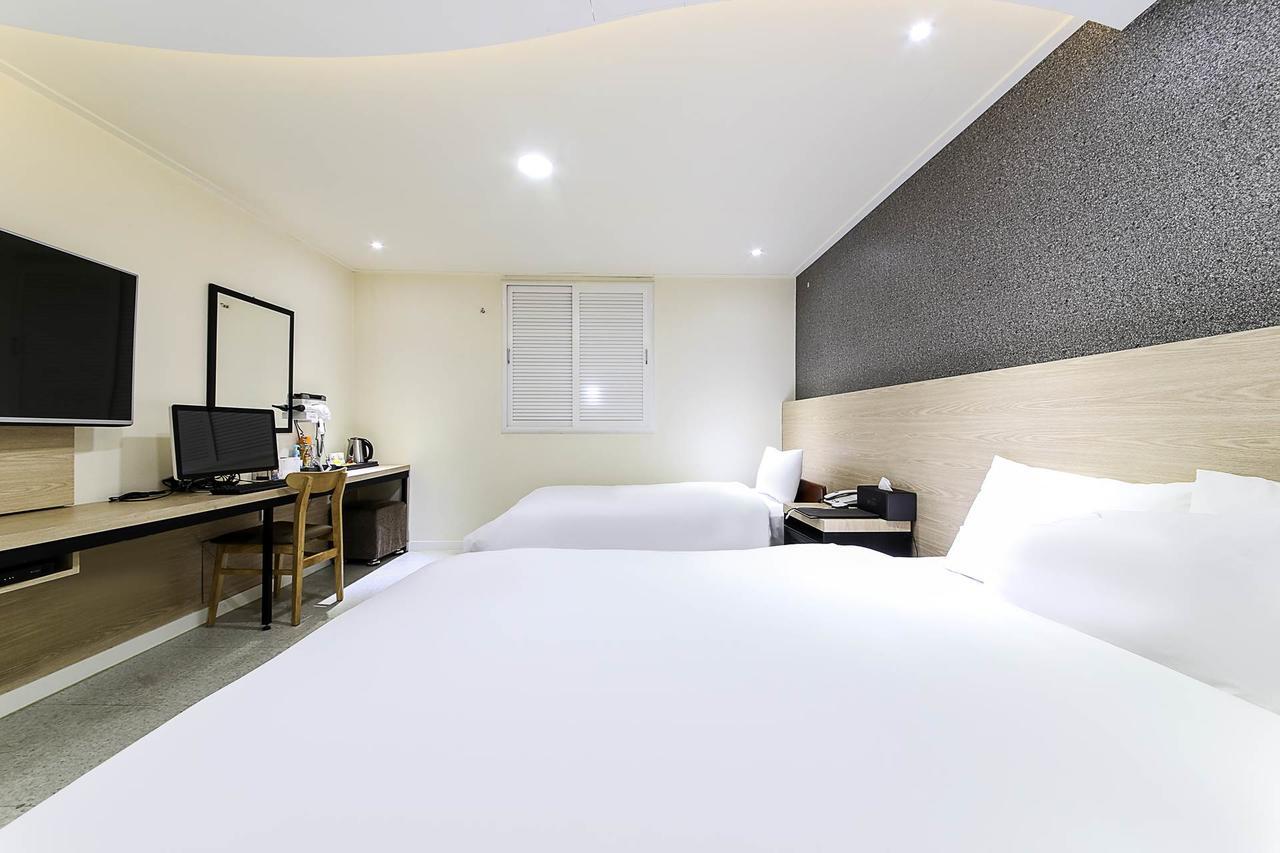 White Hotel Suwon Esterno foto