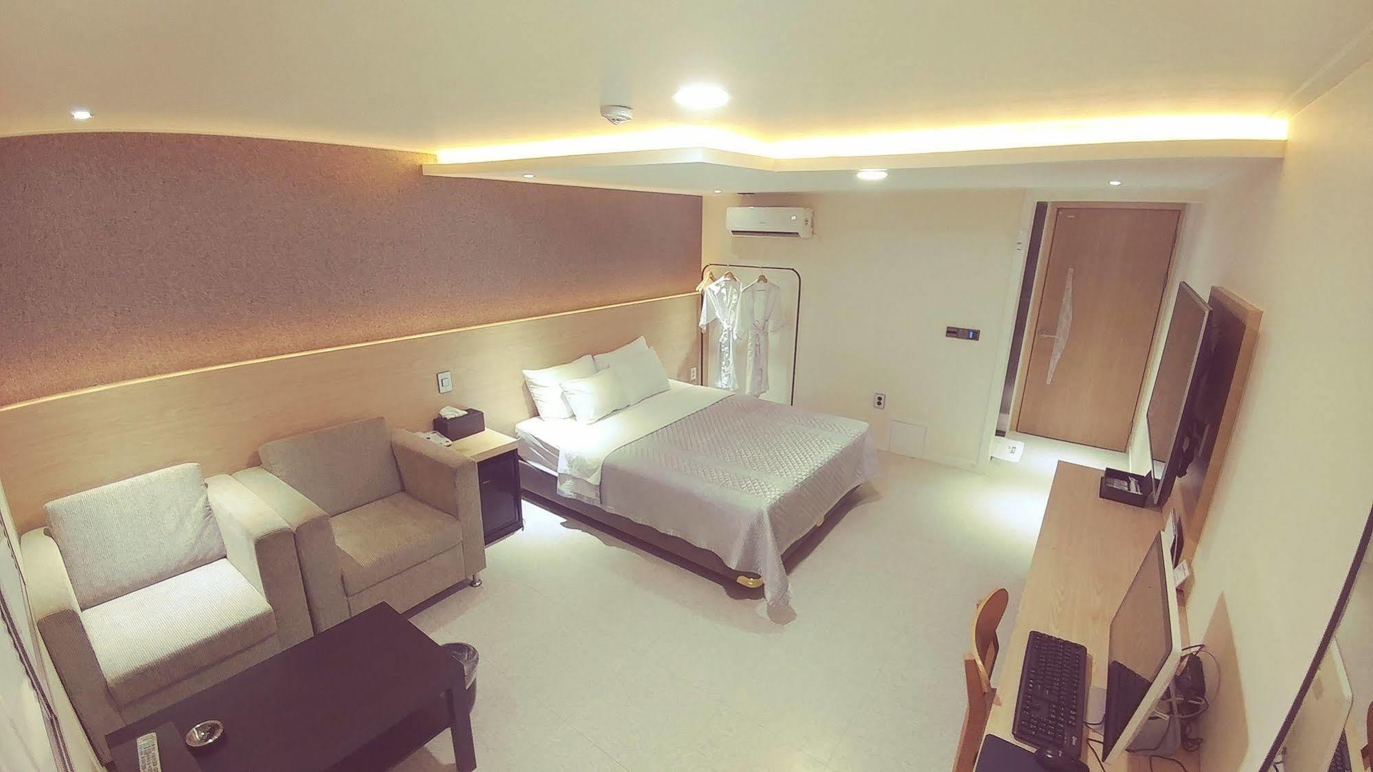 White Hotel Suwon Esterno foto