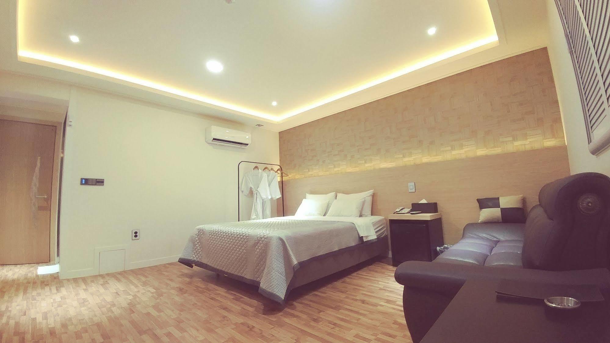 White Hotel Suwon Esterno foto