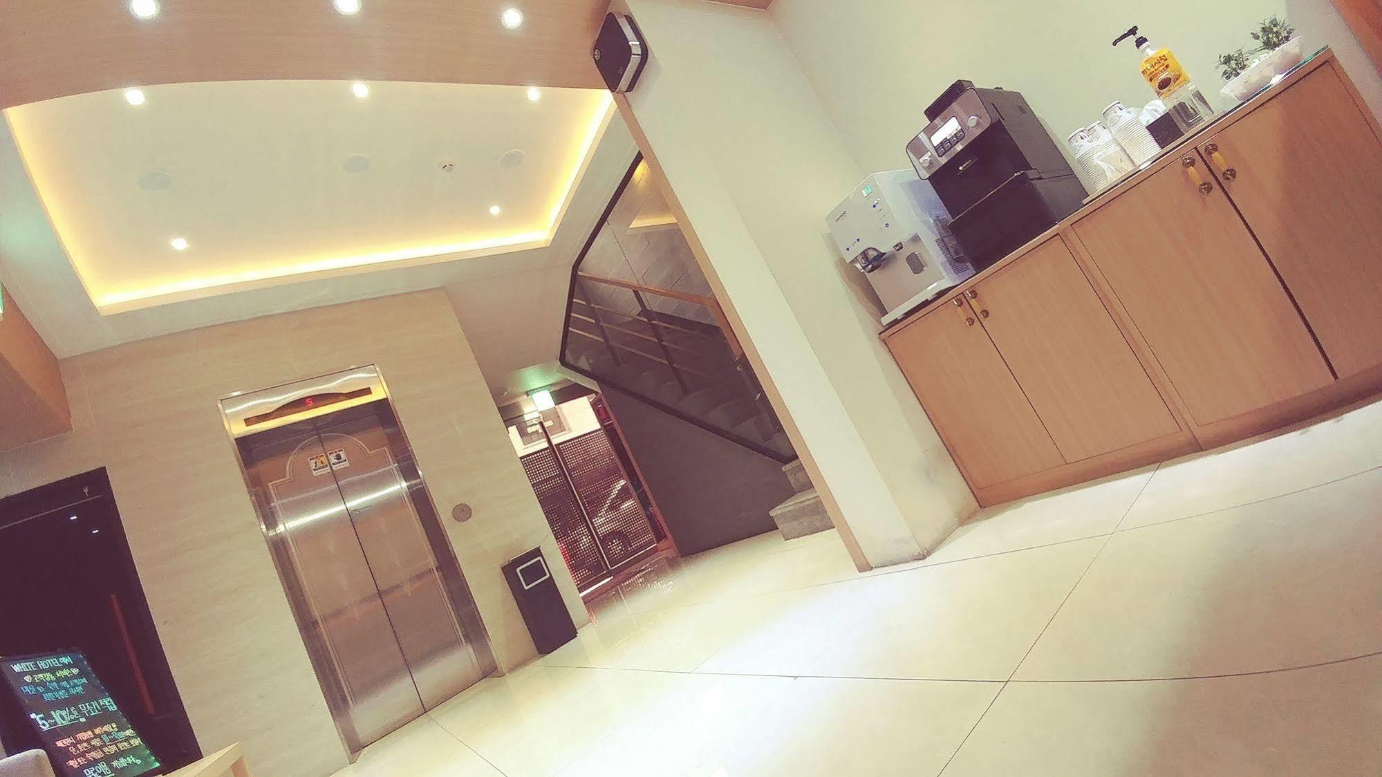 White Hotel Suwon Esterno foto