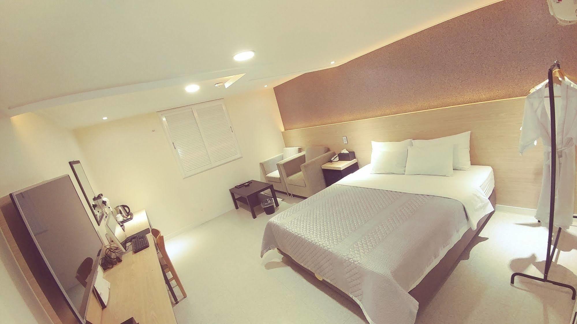 White Hotel Suwon Esterno foto