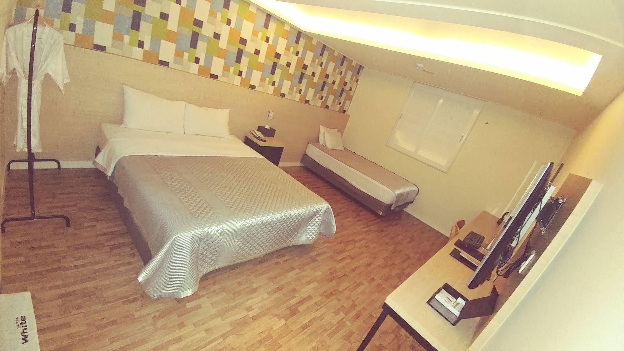 White Hotel Suwon Esterno foto