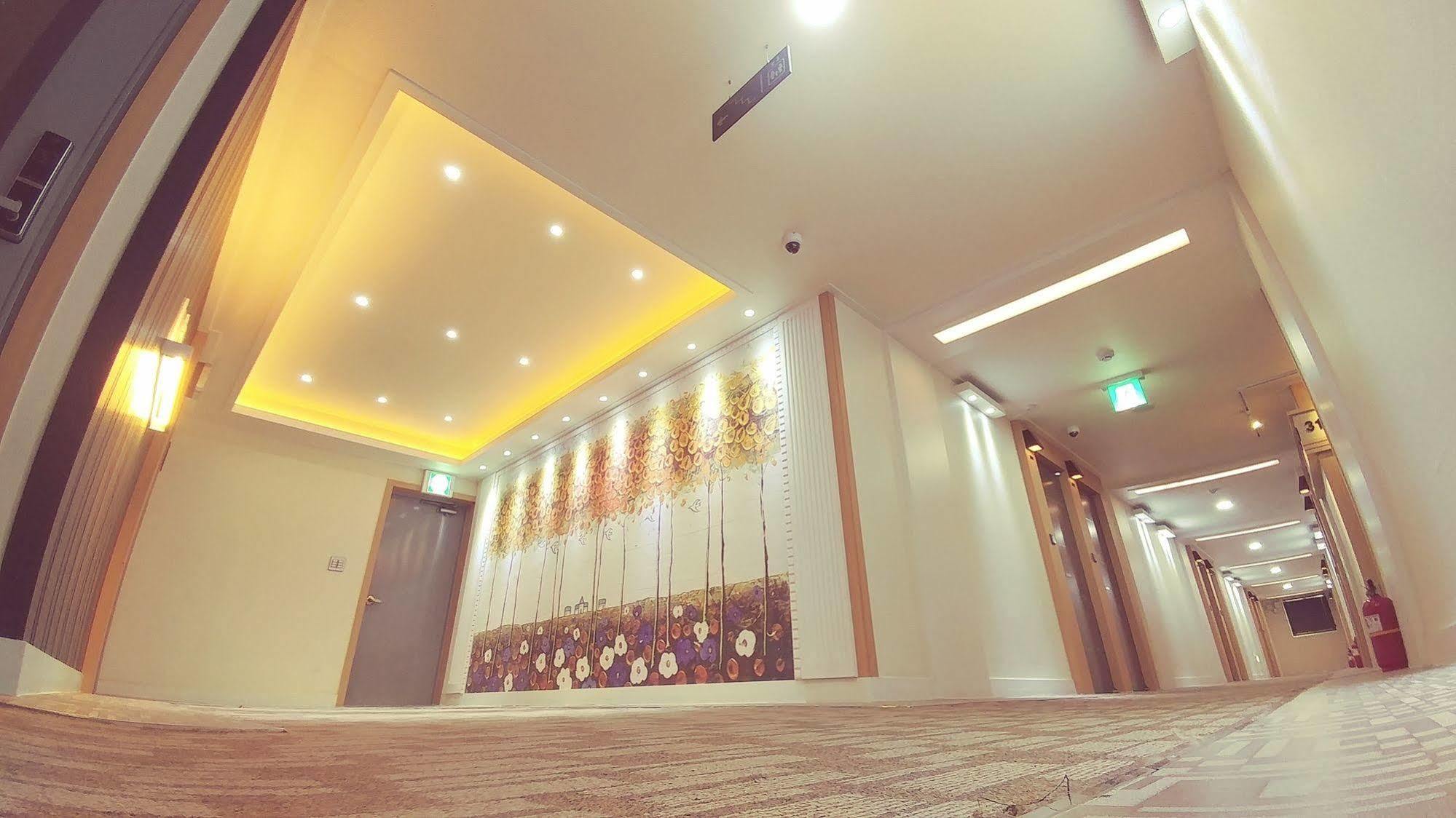 White Hotel Suwon Esterno foto