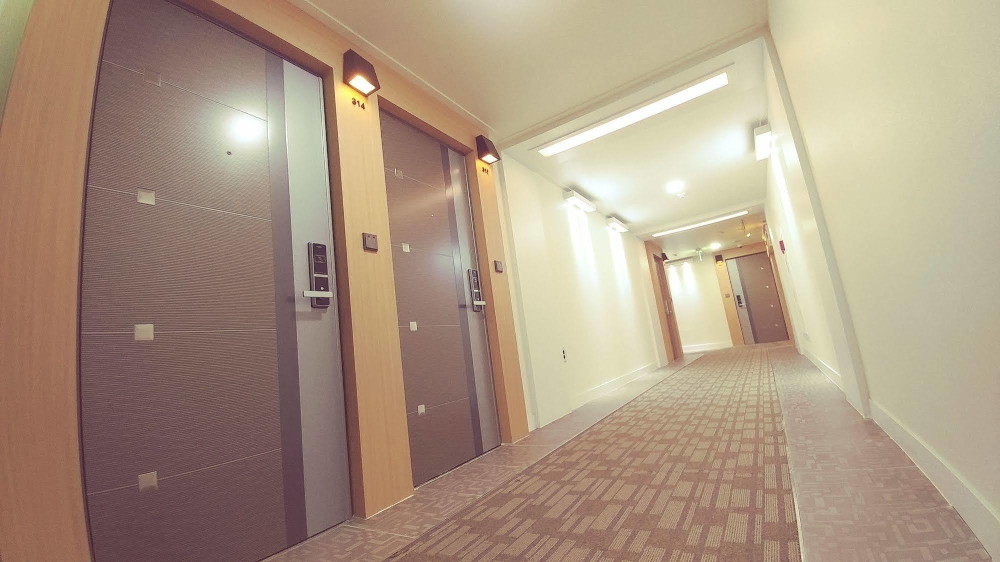 White Hotel Suwon Esterno foto