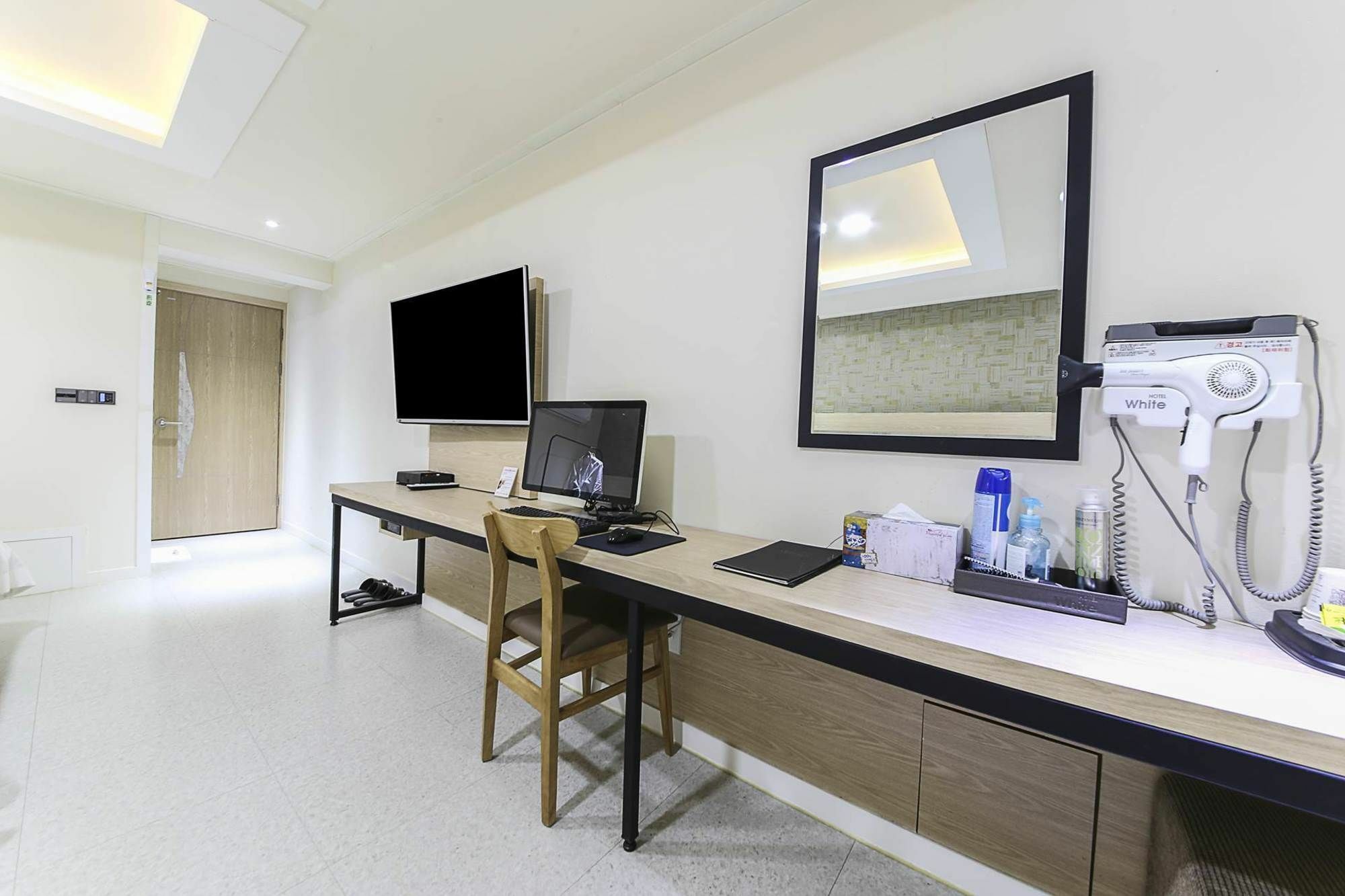 White Hotel Suwon Esterno foto