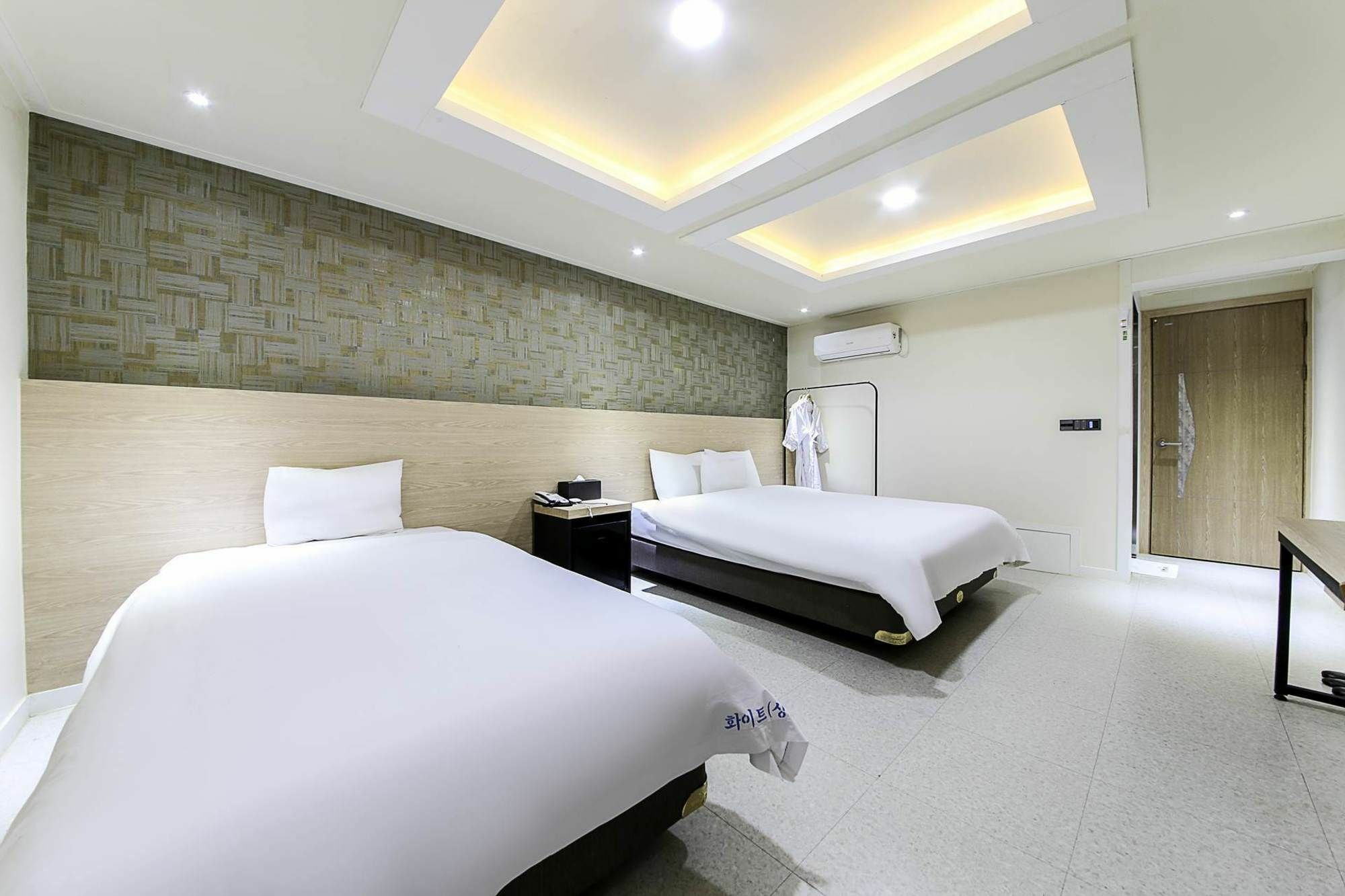 White Hotel Suwon Esterno foto