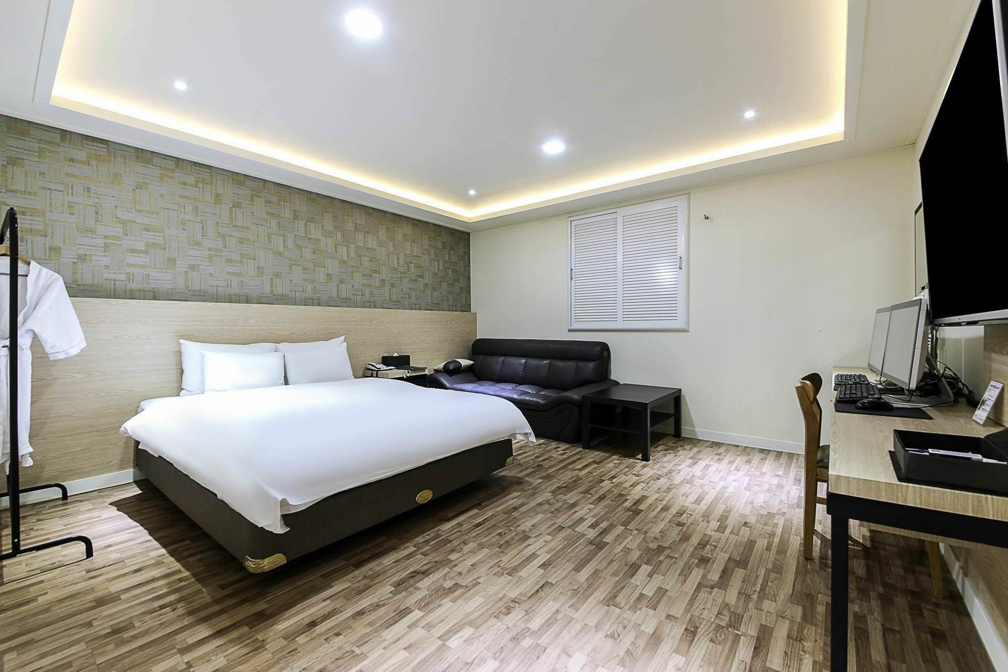 White Hotel Suwon Esterno foto